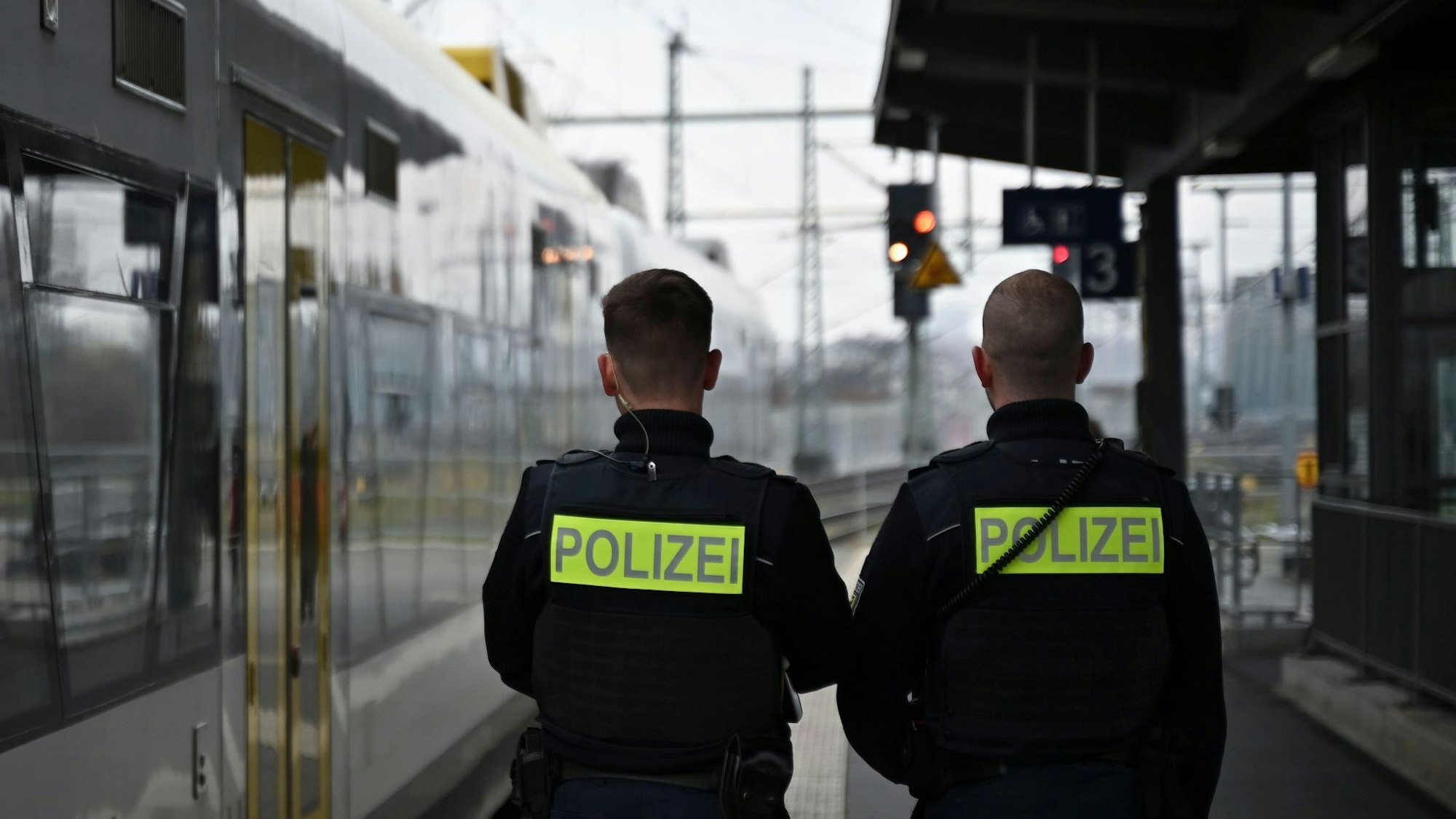 Zwei Einsatzkräfte der Bundespolizei an einem Bahnhof (Symbolfoto)