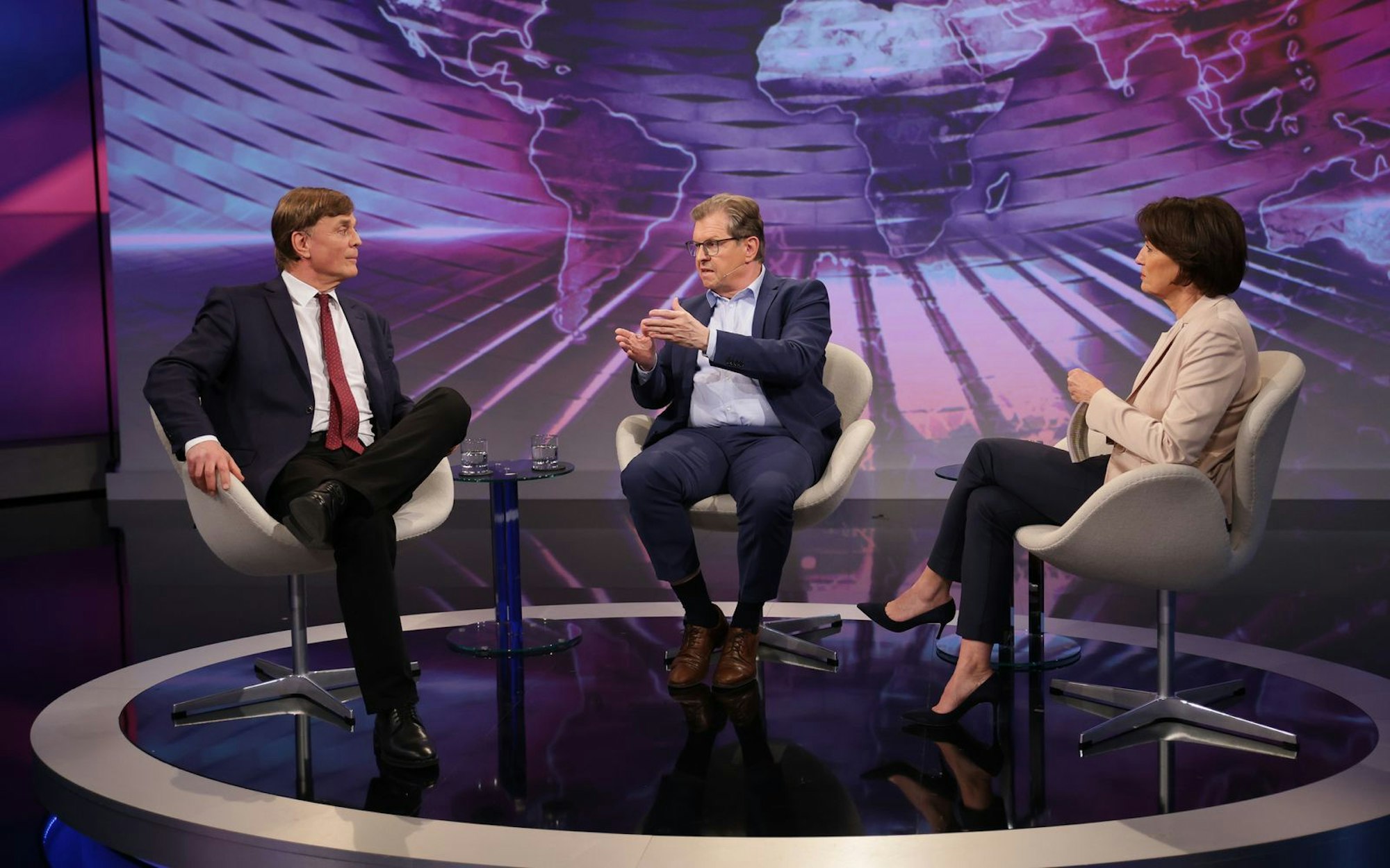 SPD-Politiker Ralf Stegner (Mitte) und Bernd Baumann von der AfD diskutierten bei Sandra Maischberger über den Sozialstaat Deutschland und die deutsche Außenpolitik. (Bild: WDR/Dirk Borm)