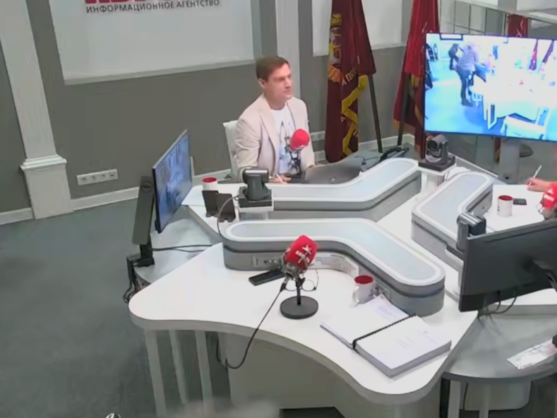 Der Kriegsberichterstatter für den russischen Staatssender RT, Andrei Filatov, prügelt auf Roman Nosikov ein.