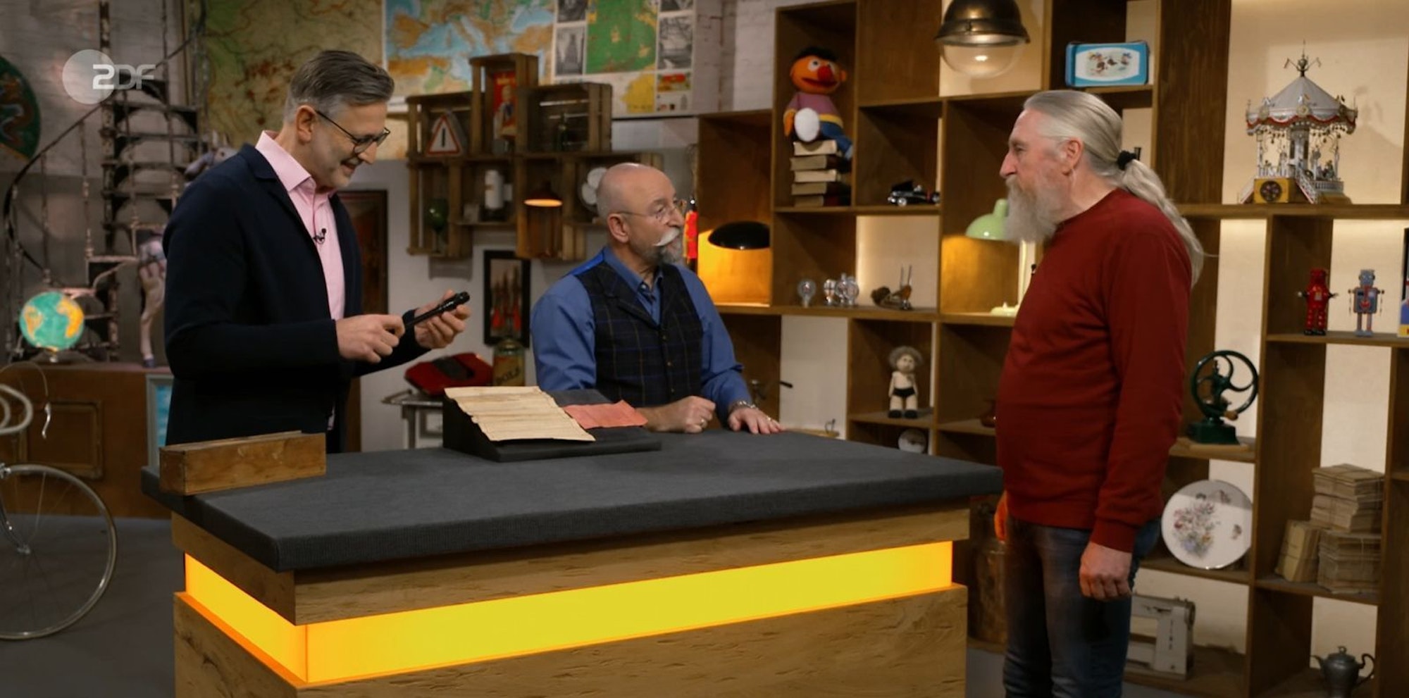 Horst Lichter (Mitte) hatte zunächst keine Ahnung, was es mit dem Objekt von Verkäufer Peter (rechts) auf sich haben könnte. Detlev Kümmel wusste Rat. (Bild: ZDF)