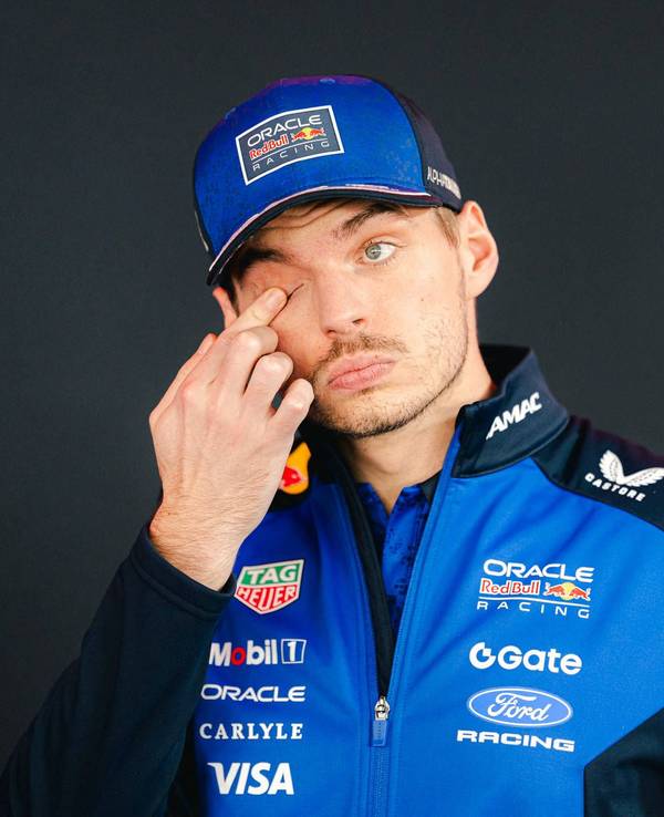 Max Verstappen wischt sich über das Gesicht.