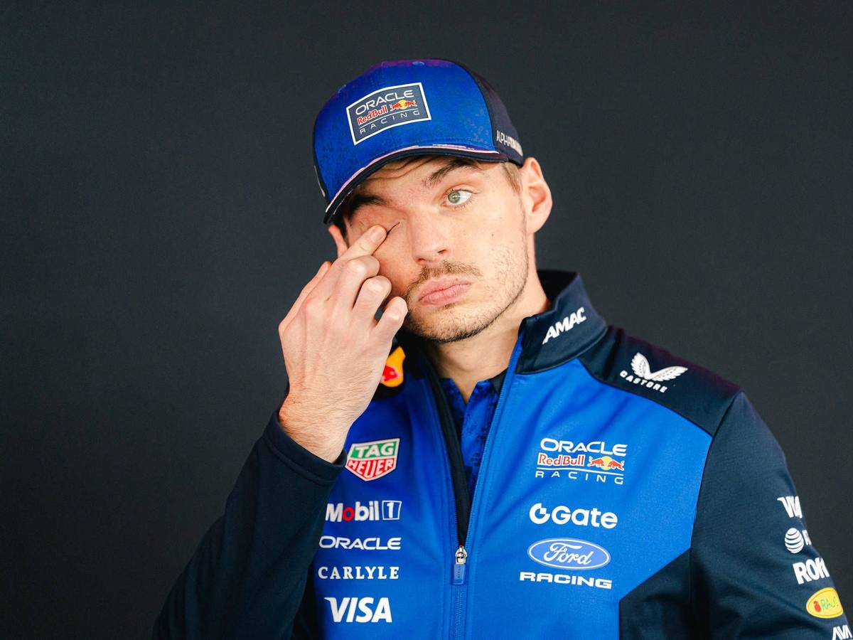 Max Verstappen wischt sich über das Gesicht.