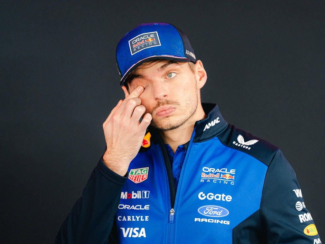 Max Verstappen wischt sich über das Gesicht.