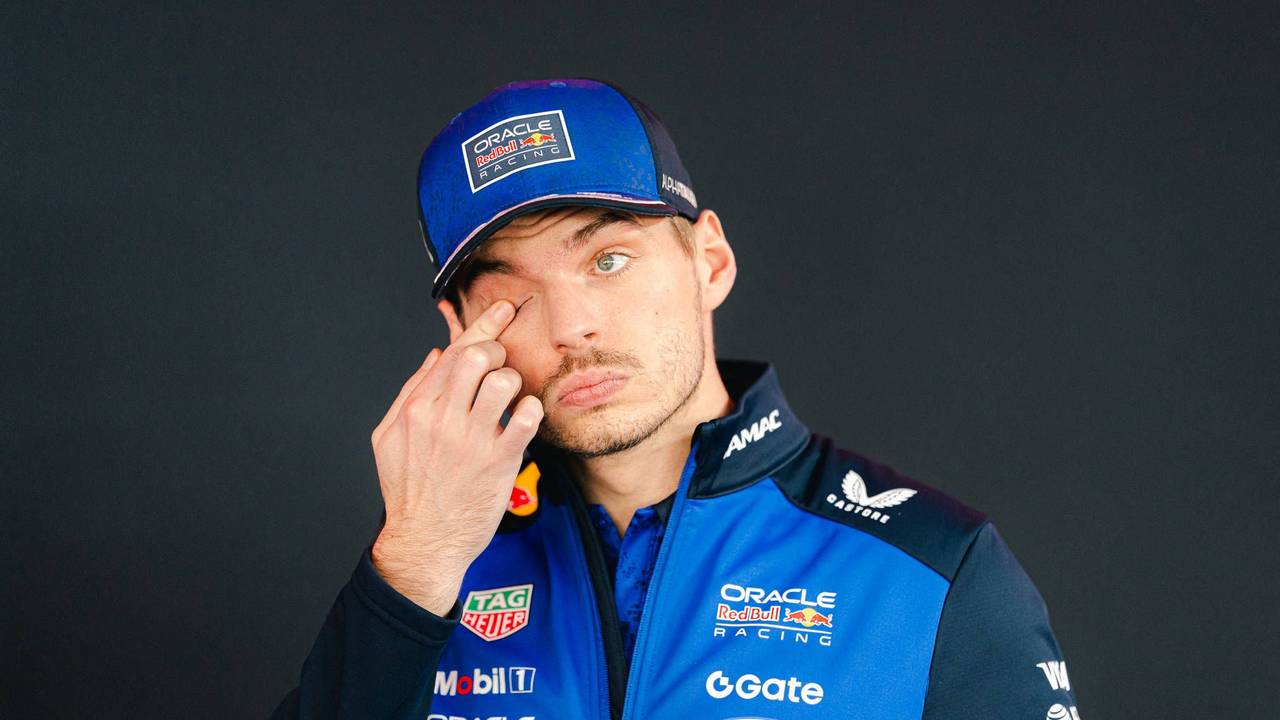 Max Verstappen wischt sich über das Gesicht.