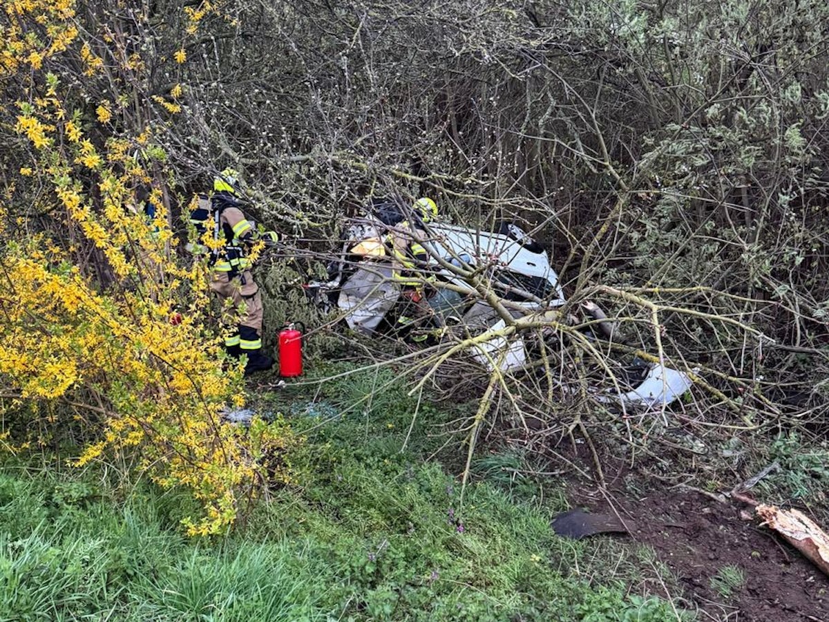 Ein Auto liegt nach einem Unfall im Graben.