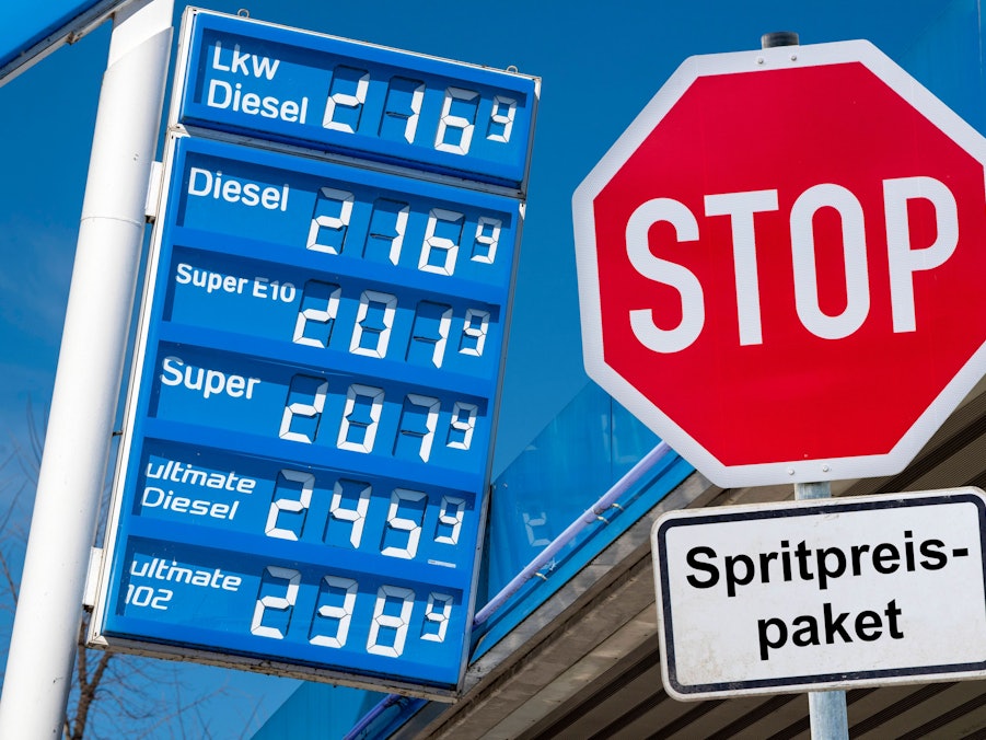 Anzeigetafel mit Spritpreisen und Stopschild „Spritpreispaket“