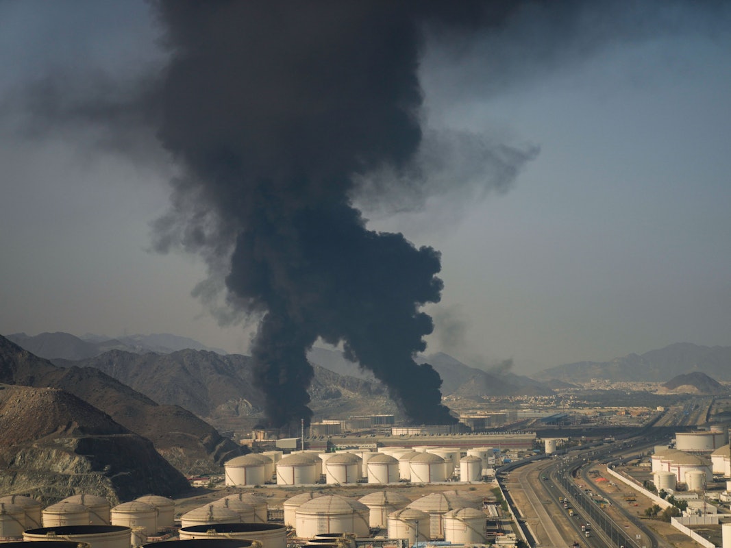 Ein Feuer und Rauchschwaden steigen auf, nachdem Trümmer einer abgefangenen iranischen Drohne nach Angaben der Behörden in Fudschaira, Vereinigte Arabische Emirate eine Öleinrichtung getroffen haben.