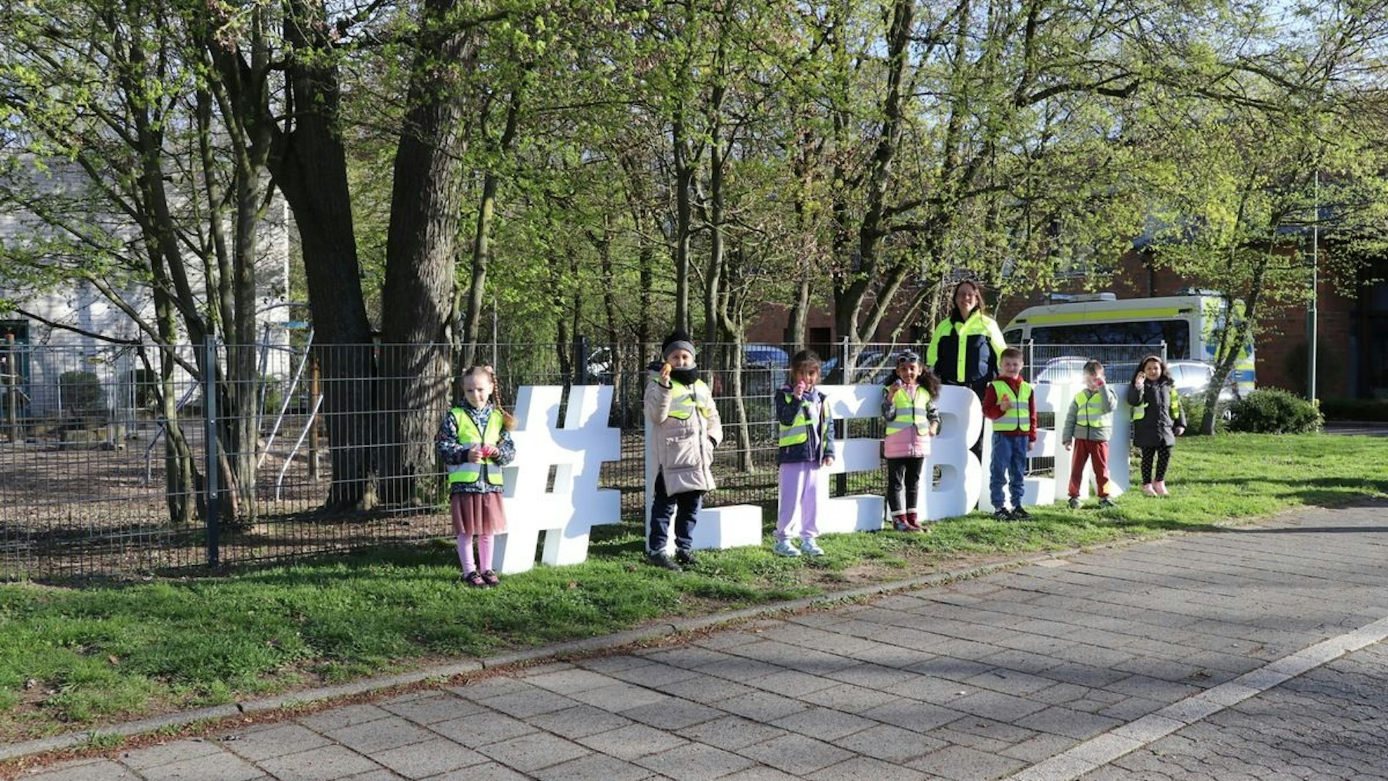 Polizistin und Kind mit Osterei in der Hand.