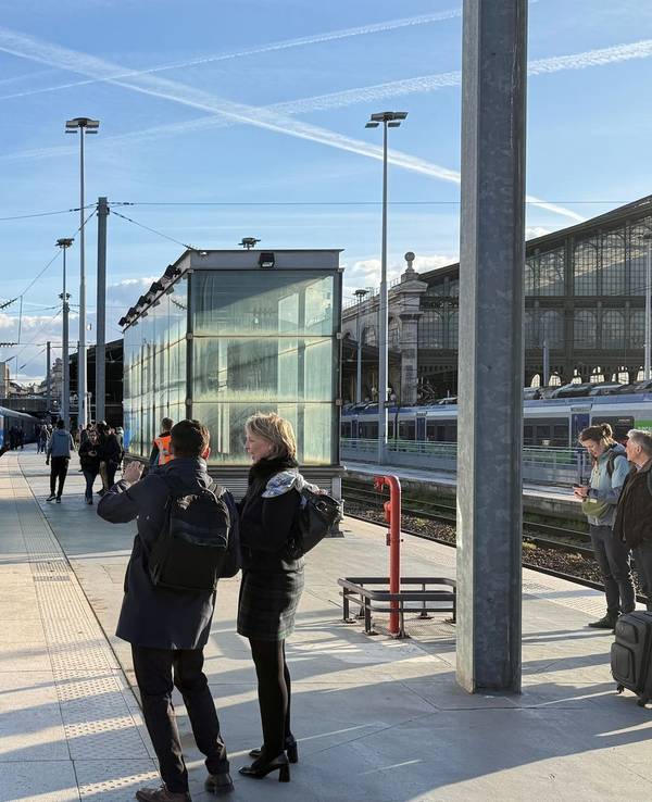 Großer Bahnhof für den neuen Zug bei der ersten Fahrt im Gare du Nord.