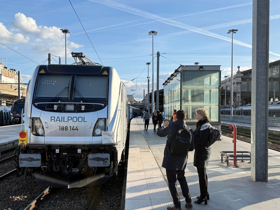 Großer Bahnhof für den neuen Zug bei der ersten Fahrt im Gare du Nord.