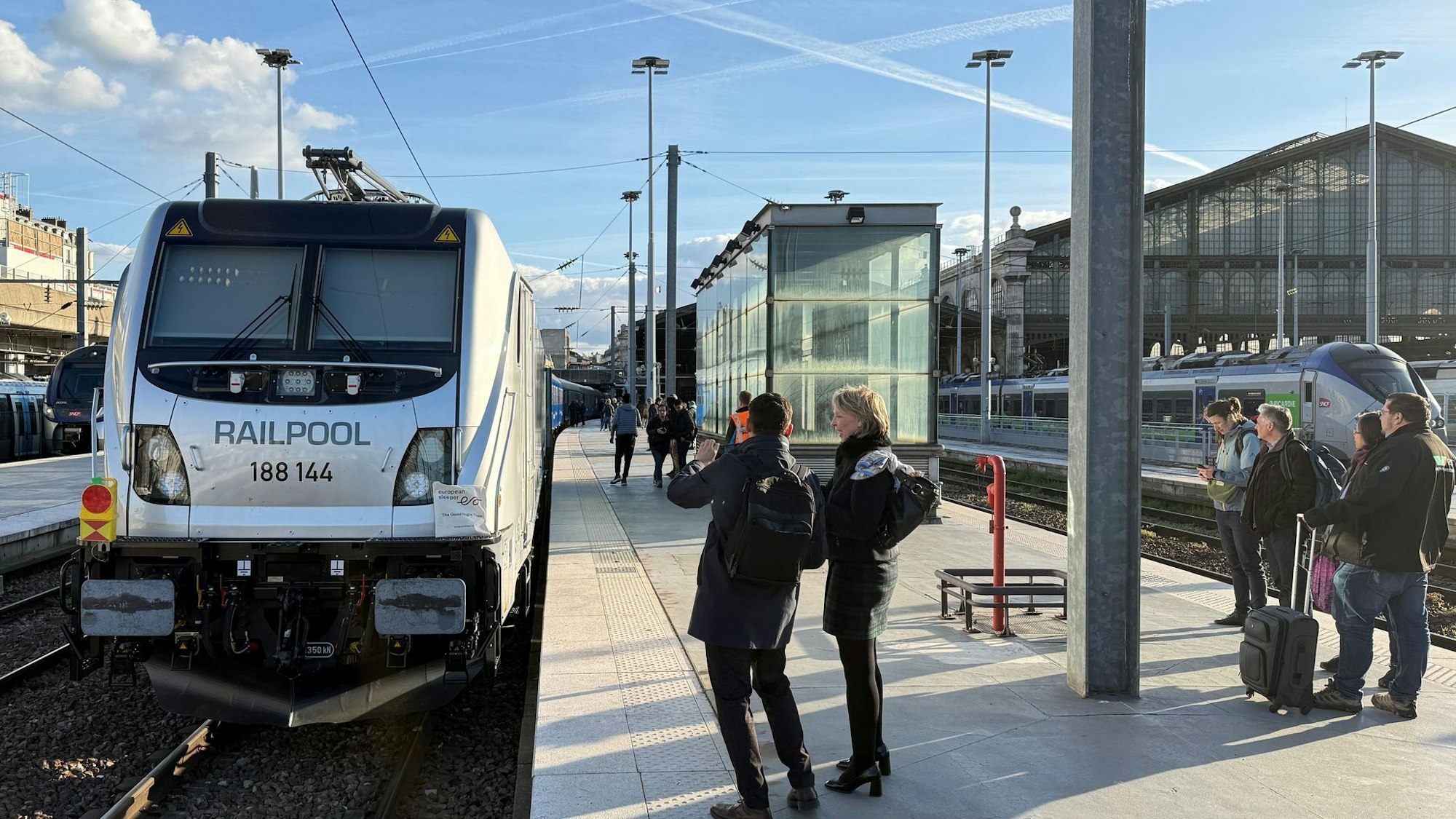 Großer Bahnhof für den neuen Zug bei der ersten Fahrt im Gare du Nord.