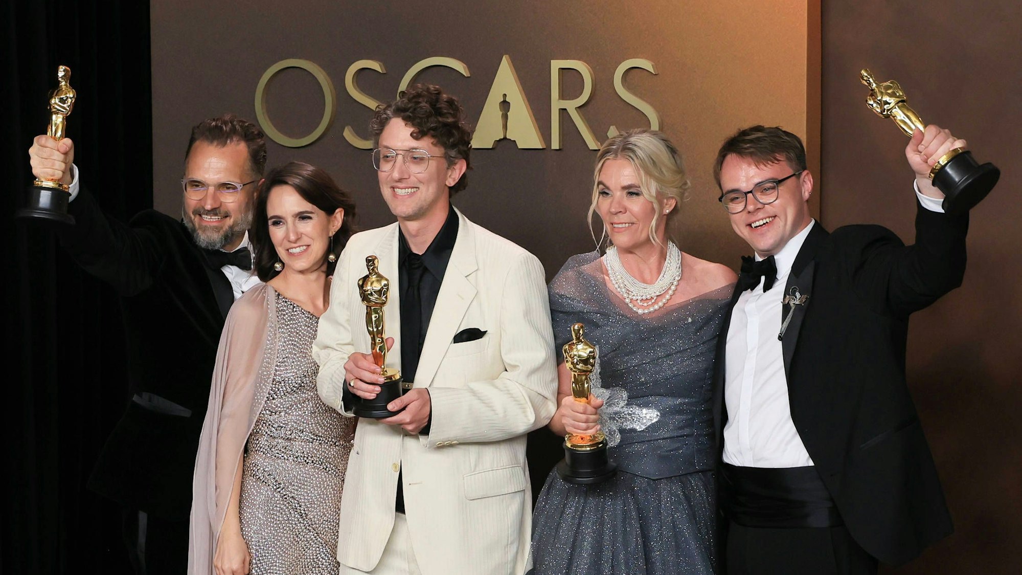 Radovan Síbrt, Alžbeta Karásková, David Borenstein, Helle Faber, Pavel Talankin (von links) mit Oscars für die Doku „Mr. Nobody Against Putin“.