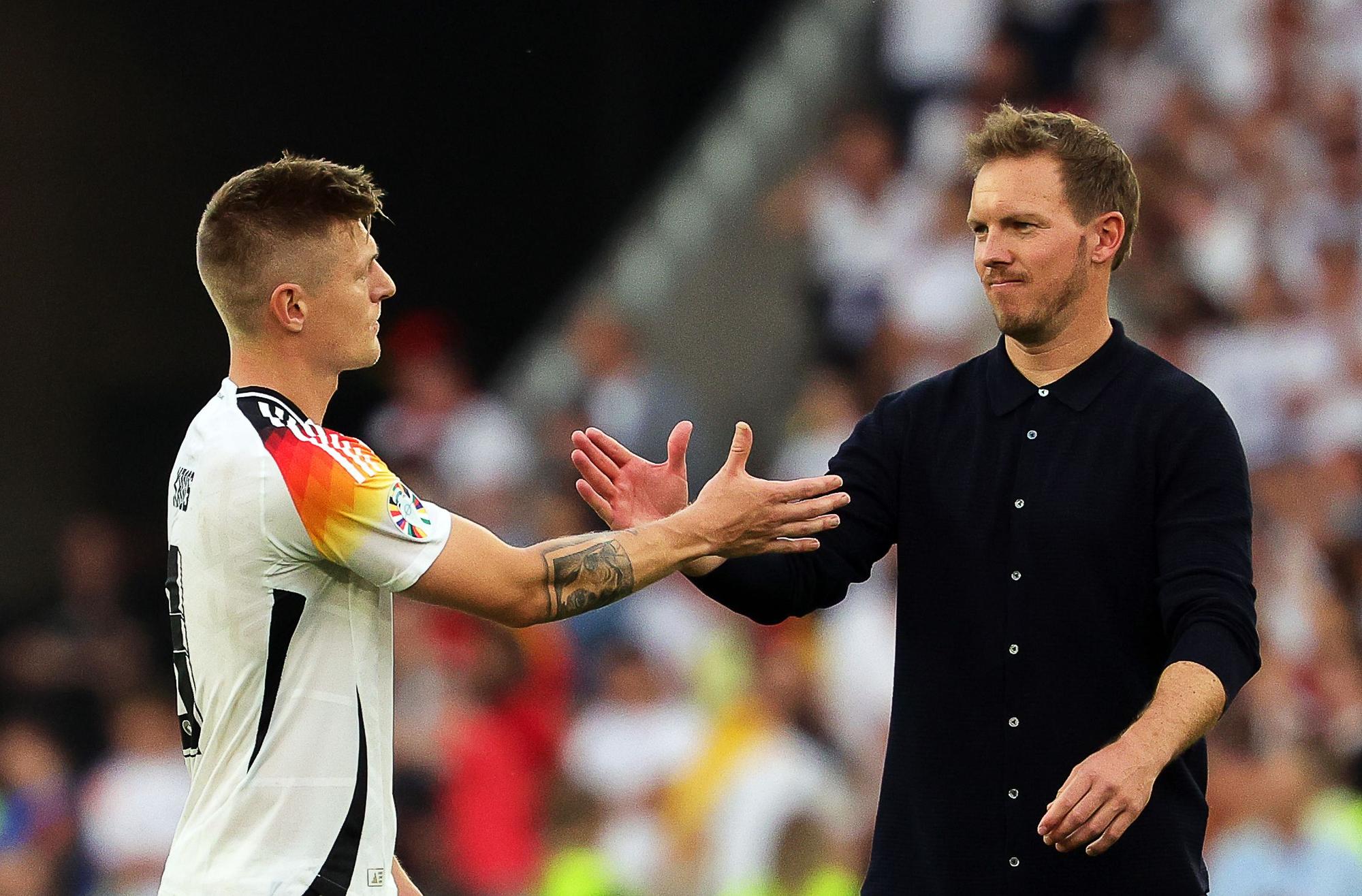 Ex-Nationalspieler Toni Kroos und Bundestrainer Julian Nagelsmann klatschen ab.