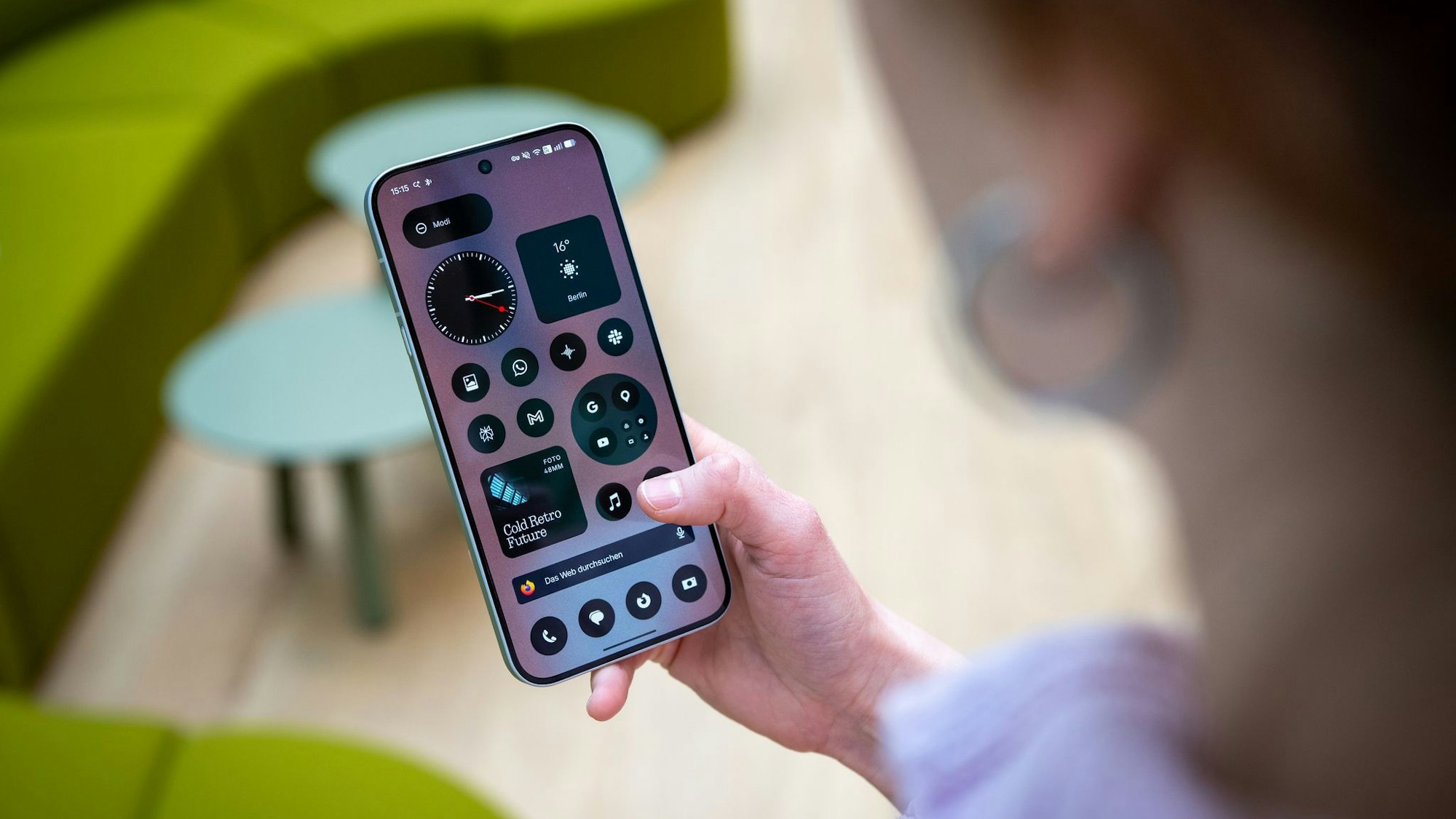 Eine Frau hält das Nothing Phone (4a) Pro