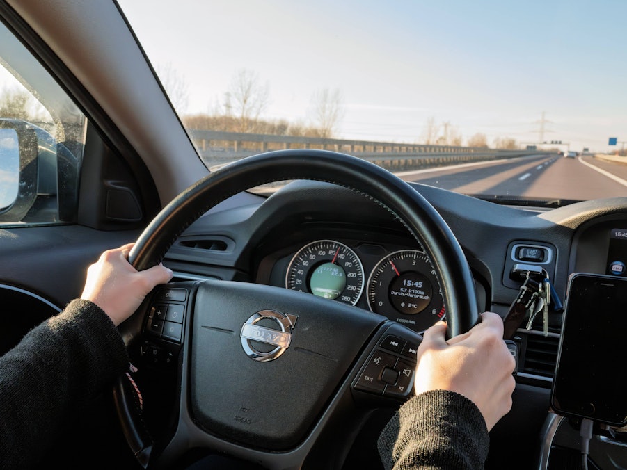 Fahrer hält Hände am Lenkrad während der Fahrt