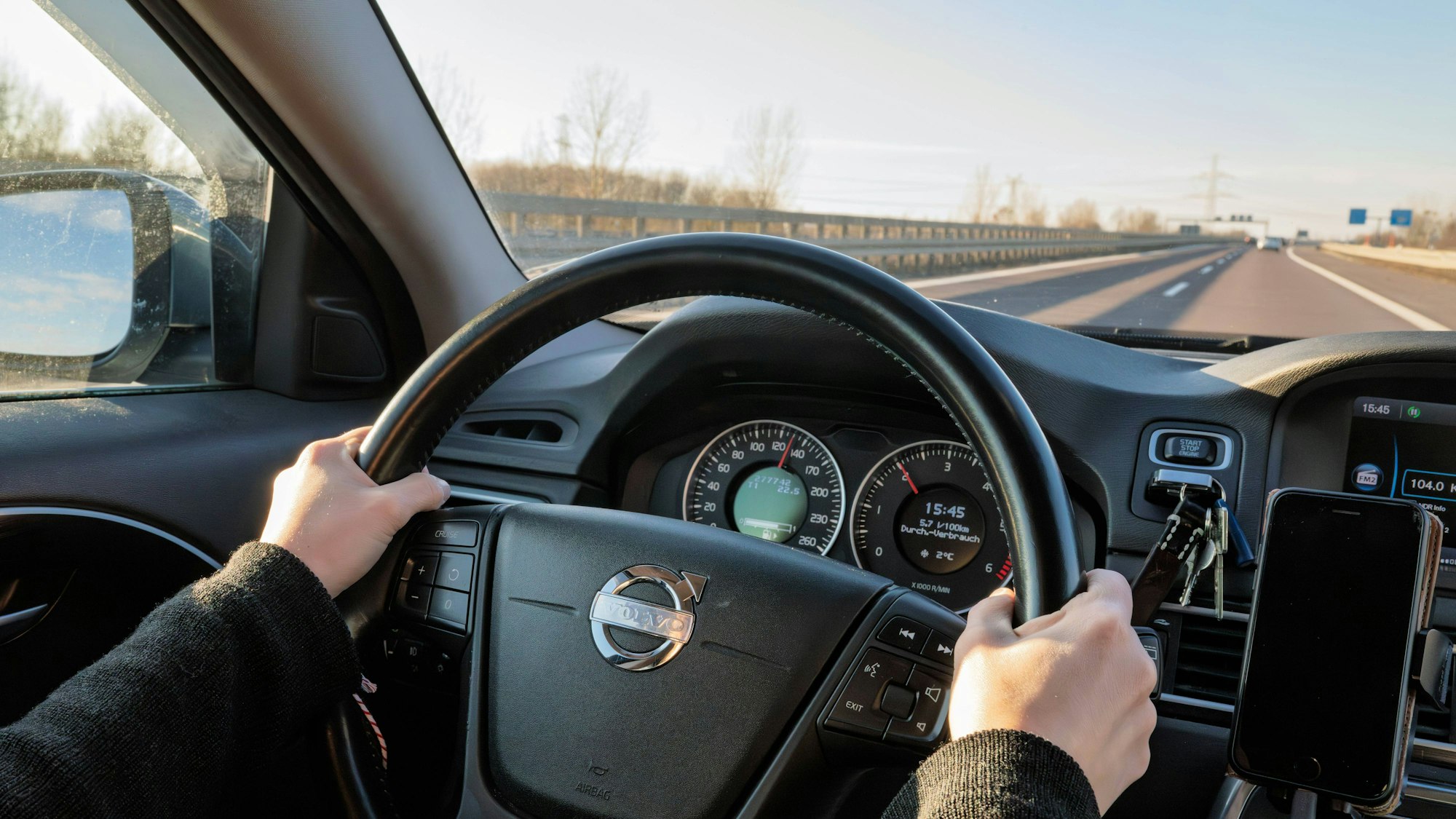 Fahrer hält Hände am Lenkrad während der Fahrt