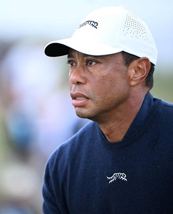 Tiger Woods schaut bei einem Golfturnier.
