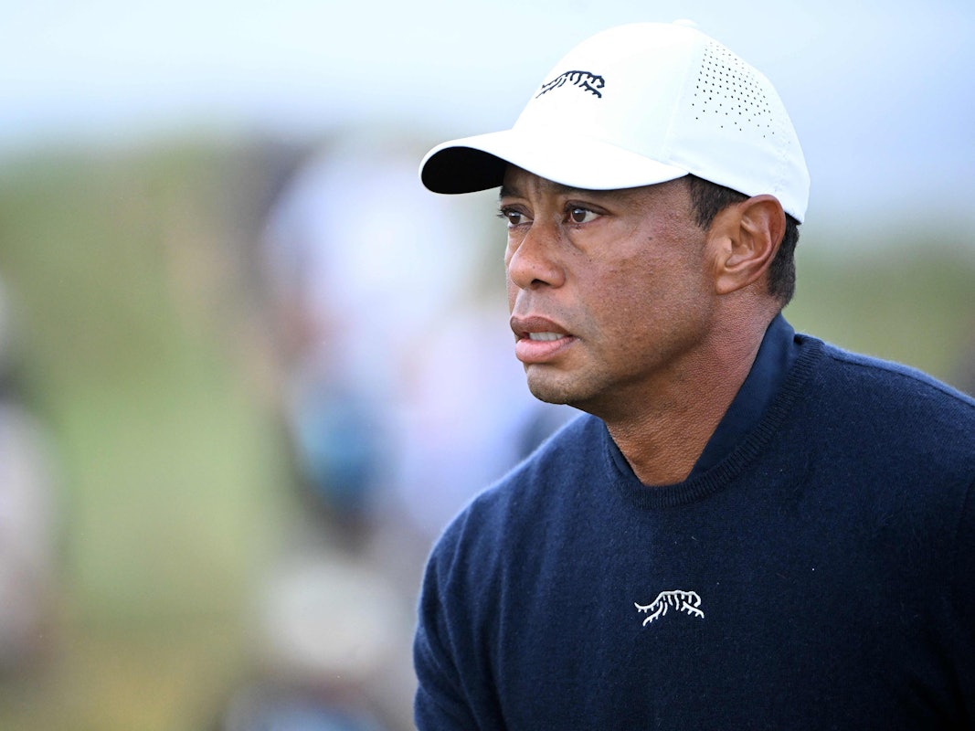 Tiger Woods schaut bei einem Golfturnier.