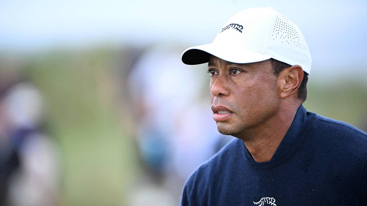 Tiger Woods schaut bei einem Golfturnier.