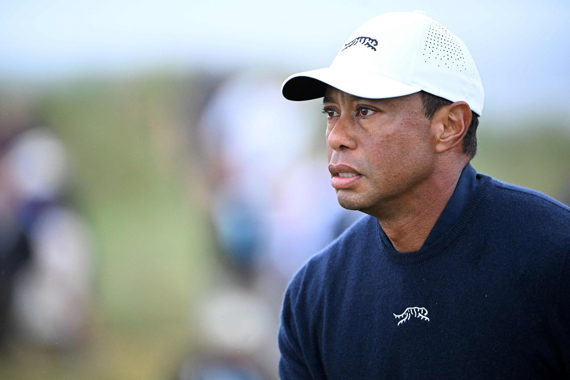 Tiger Woods schaut bei einem Golfturnier.