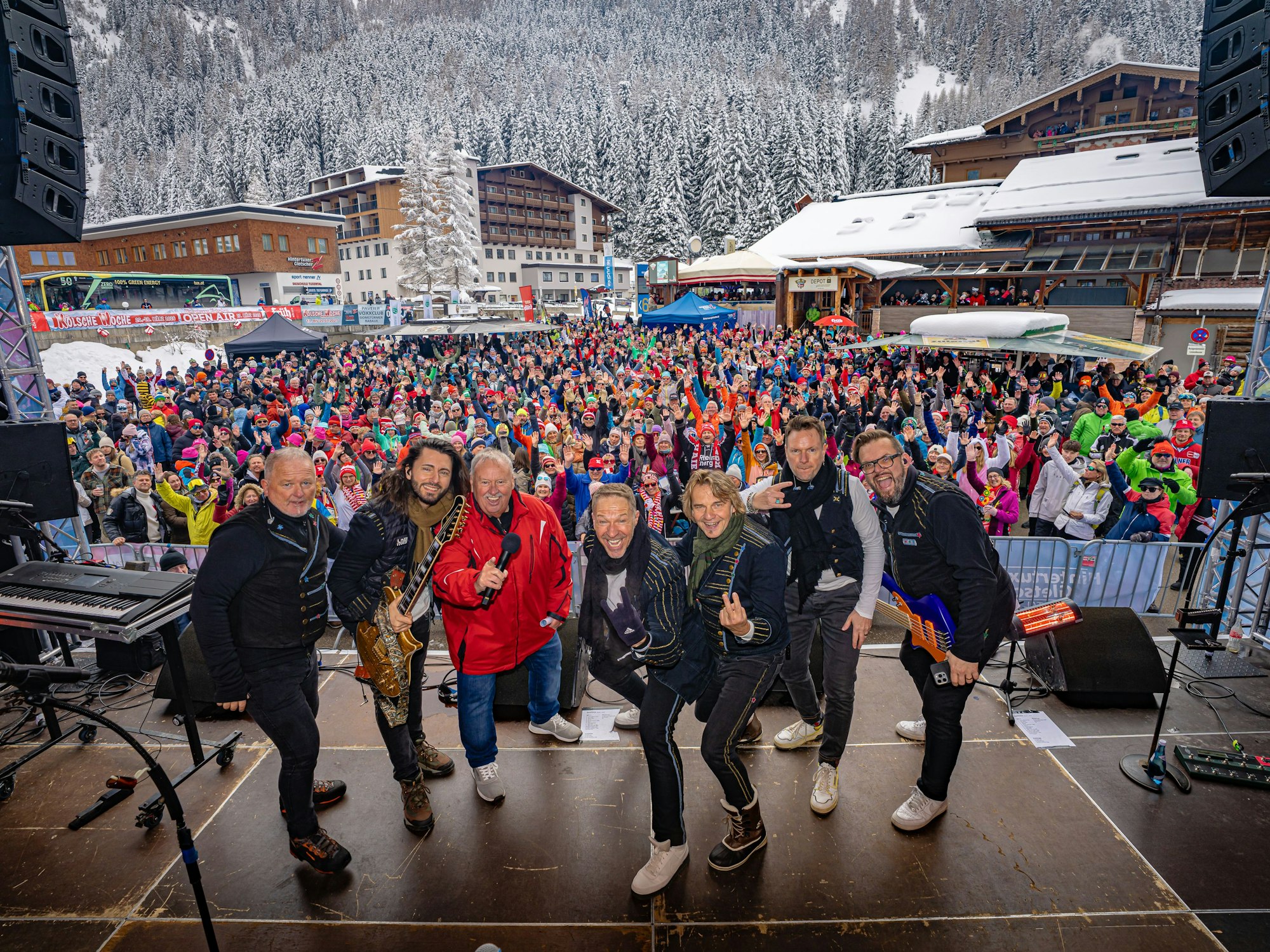 Die Höhner stehen auf der Bühne.