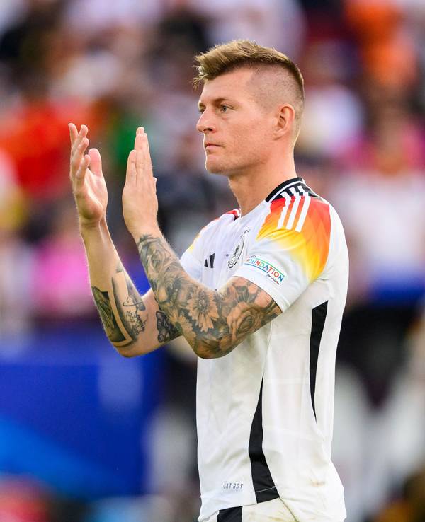 Toni Kroos klatscht nach einem EM-Spiel im Jahr 2024.