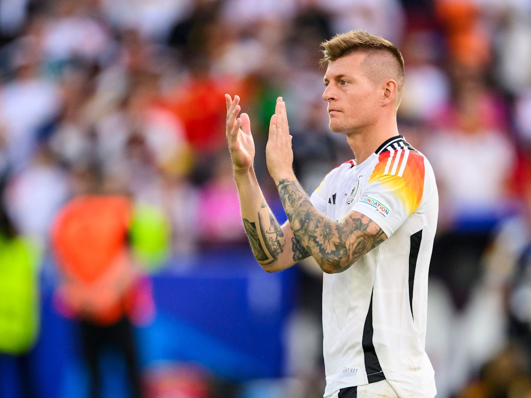 Toni Kroos klatscht nach einem EM-Spiel im Jahr 2024.