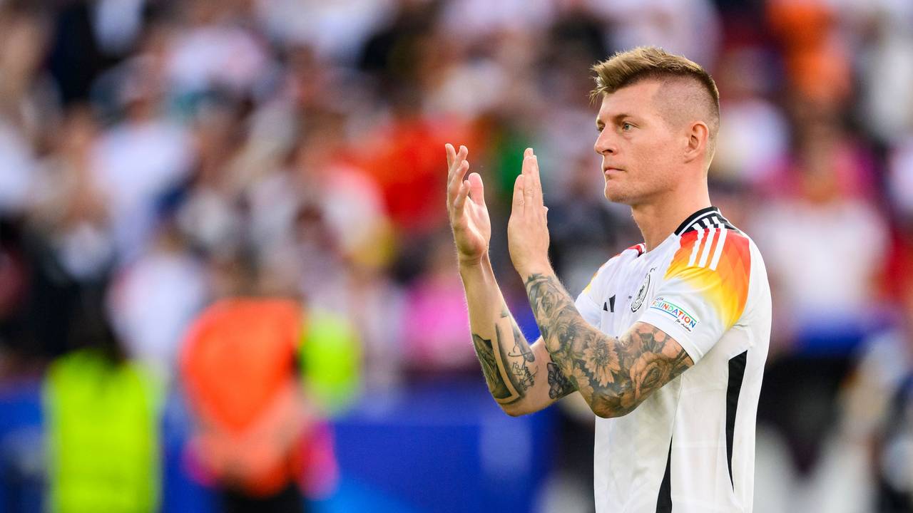 Toni Kroos klatscht nach einem EM-Spiel im Jahr 2024.