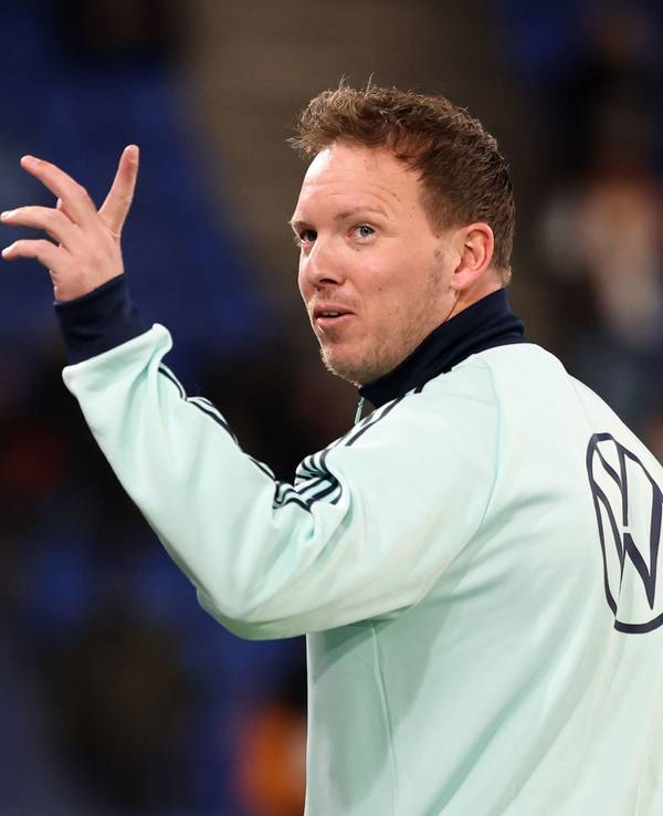 Bundestrainer Julian Nagelsmann geht vor dem Spiel über den Platz.
