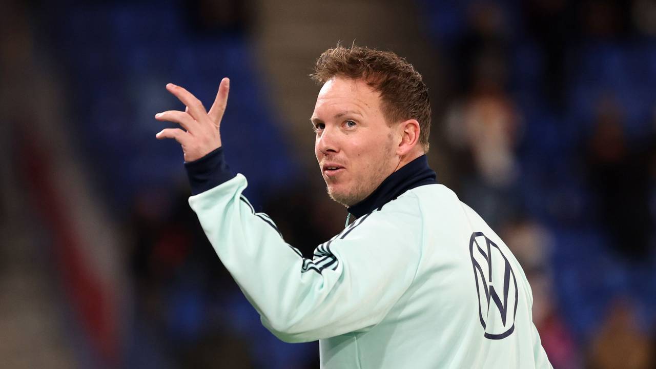 Bundestrainer Julian Nagelsmann geht vor dem Spiel über den Platz.