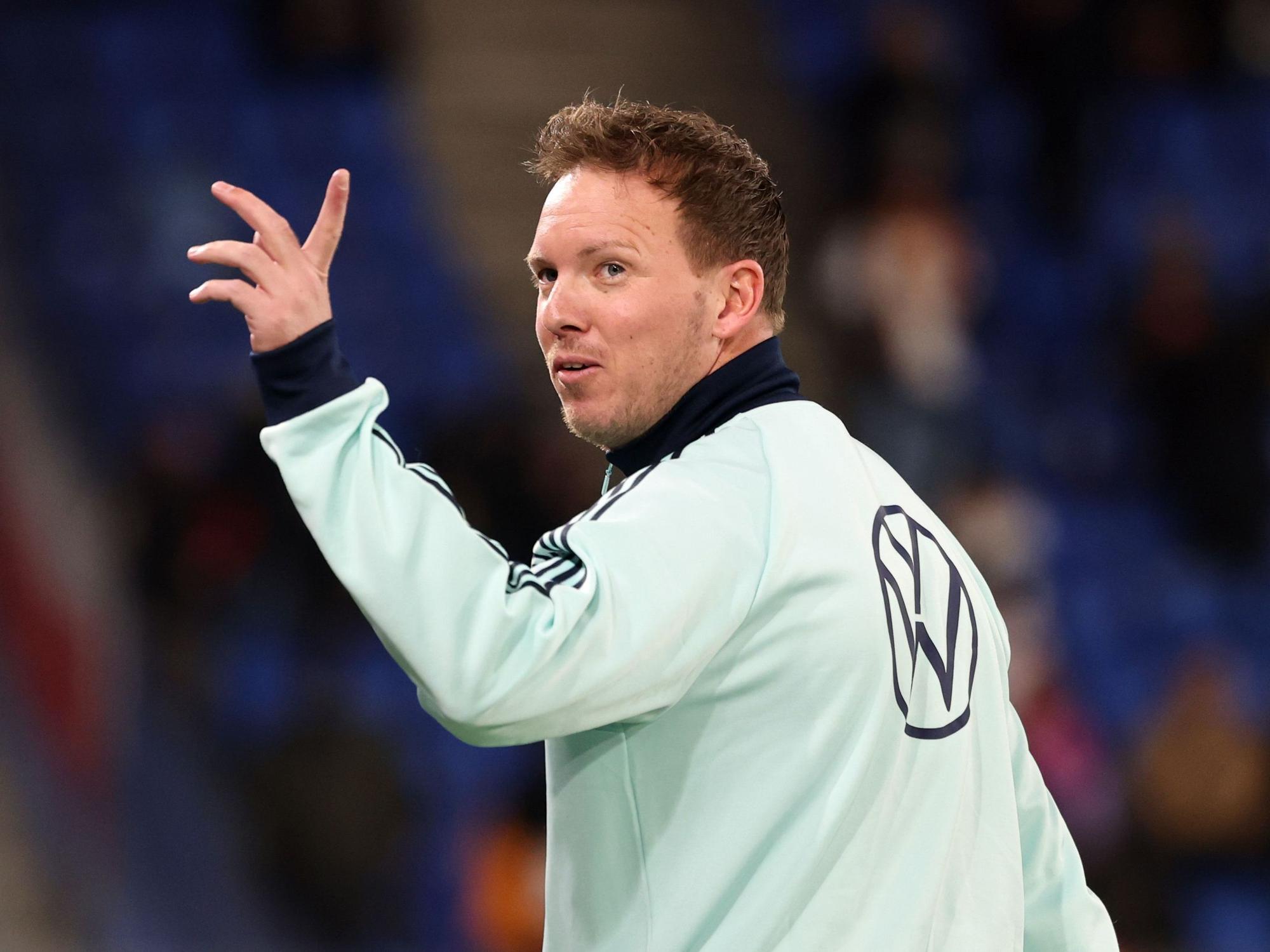 Bundestrainer Julian Nagelsmann geht vor dem Spiel über den Platz.
