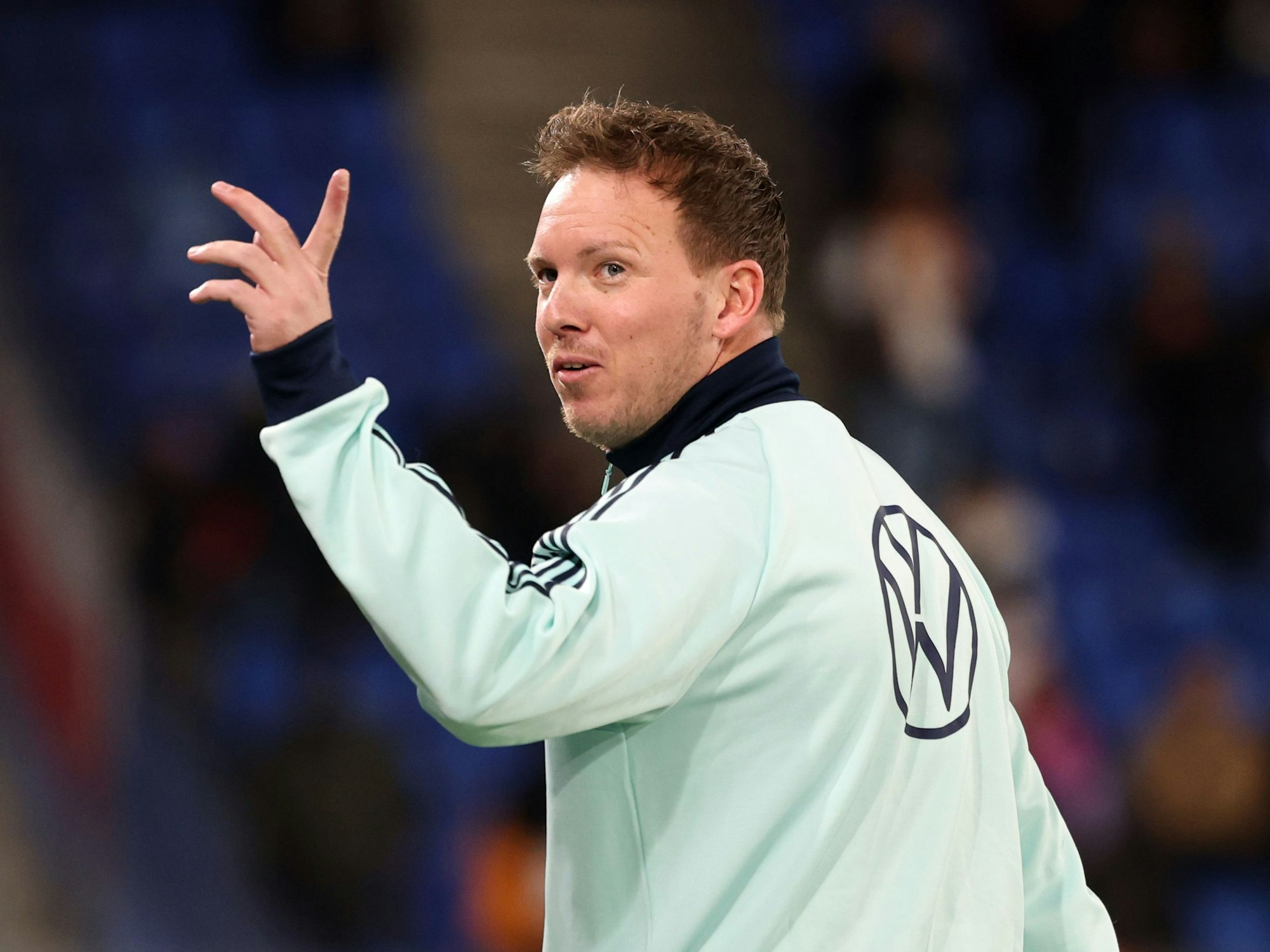 Bundestrainer Julian Nagelsmann geht vor dem Spiel über den Platz.