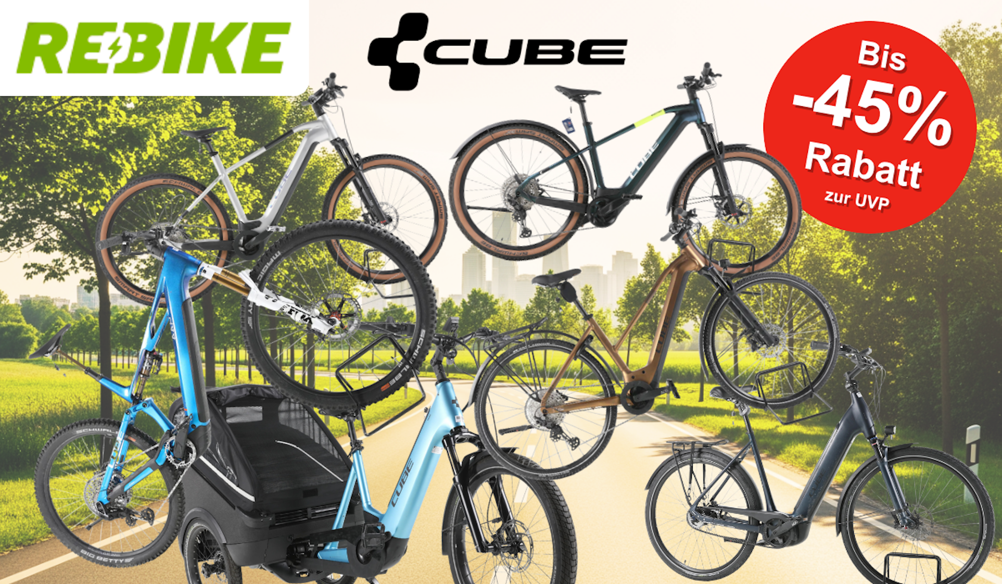 Mehrere generalüberholte, refurbished Cube E-Bikes verschiedener Modell-Typen – E-Mountainbike, City-Bike, Cargo-Trike und Trekking-Bike – vor frühlingsgrüner Landstraße mit Rebike- und Cube-Logo.