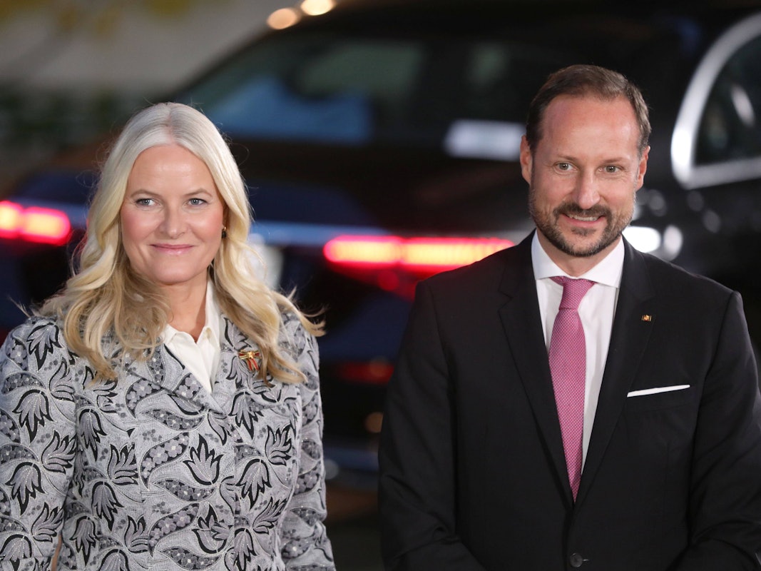 Mette-Marit und Kronprinz Haakon posieren.