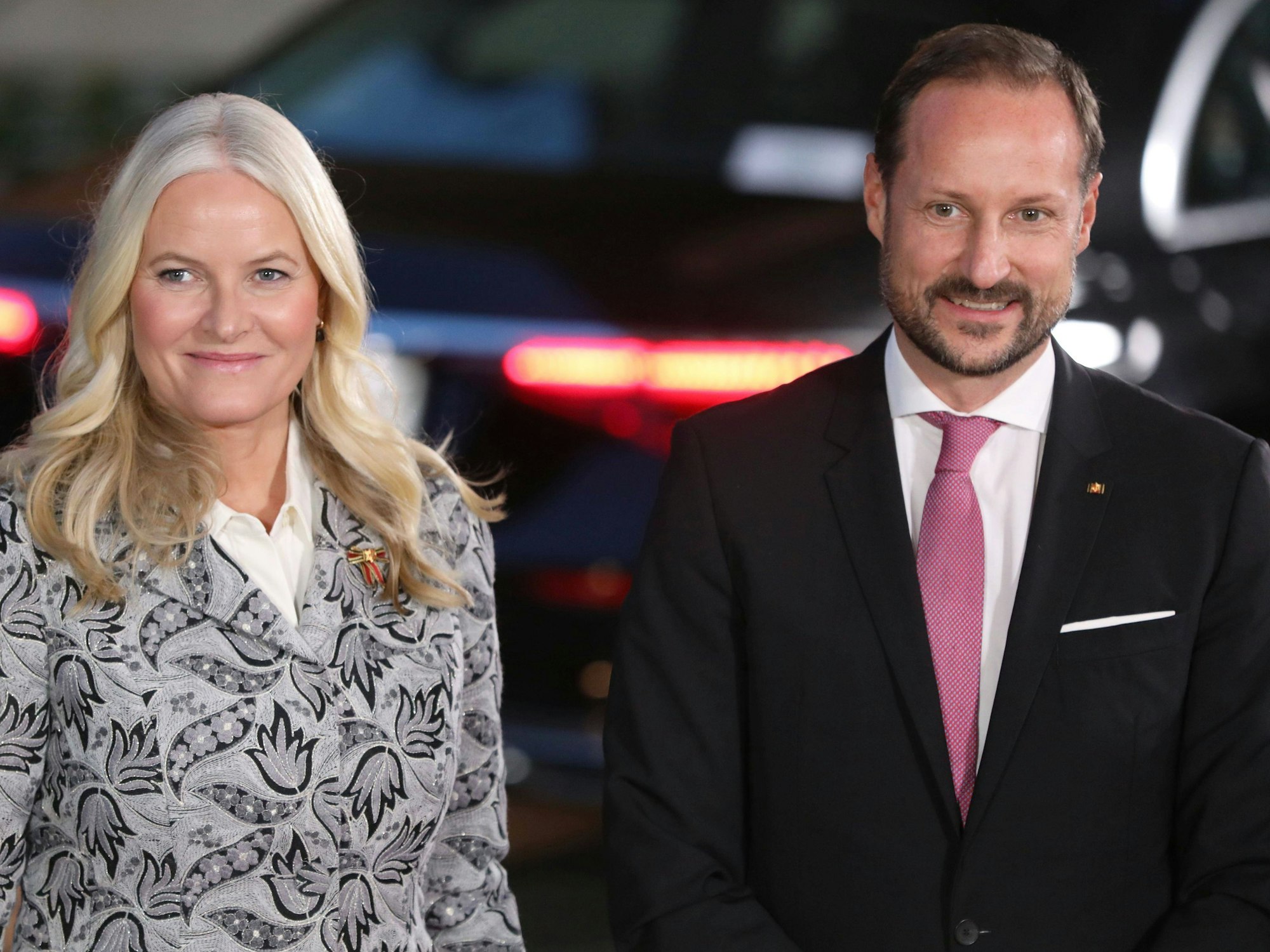 Mette-Marit und Kronprinz Haakon posieren.