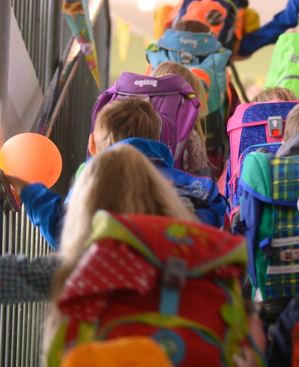 Grundschüler begeben sich durchs Treppenhaus der Schule in ihr Klassenzimmer.
