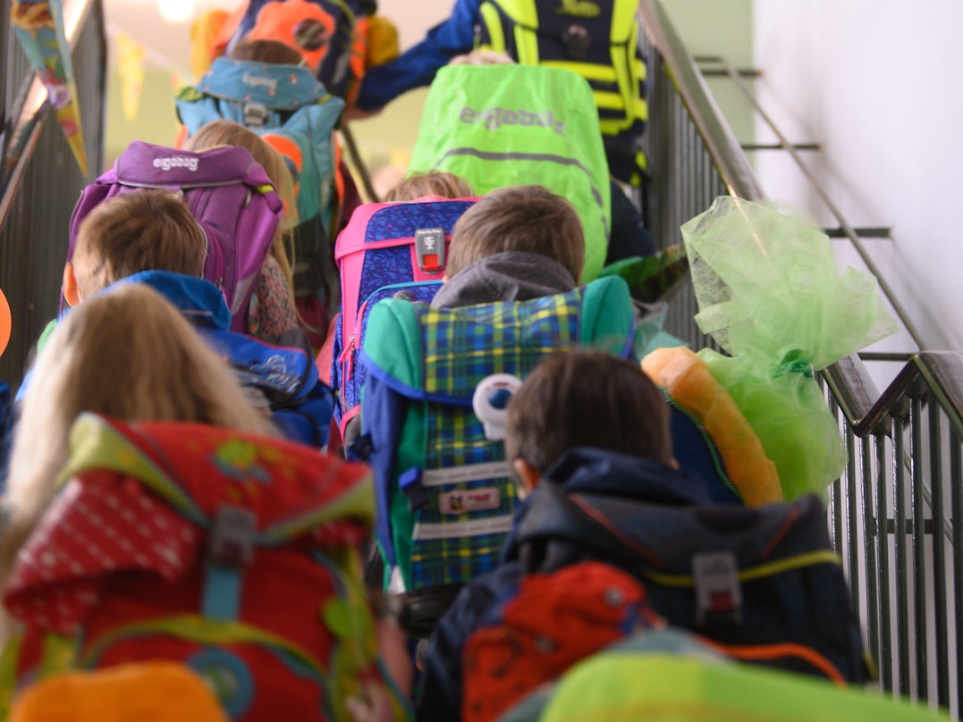 Grundschüler begeben sich durchs Treppenhaus der Schule in ihr Klassenzimmer.