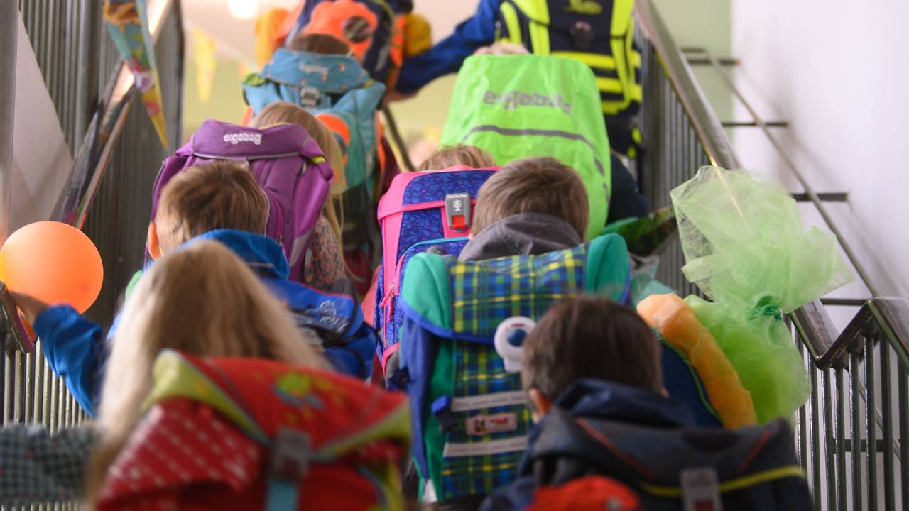 Grundschüler begeben sich durchs Treppenhaus der Schule in ihr Klassenzimmer.