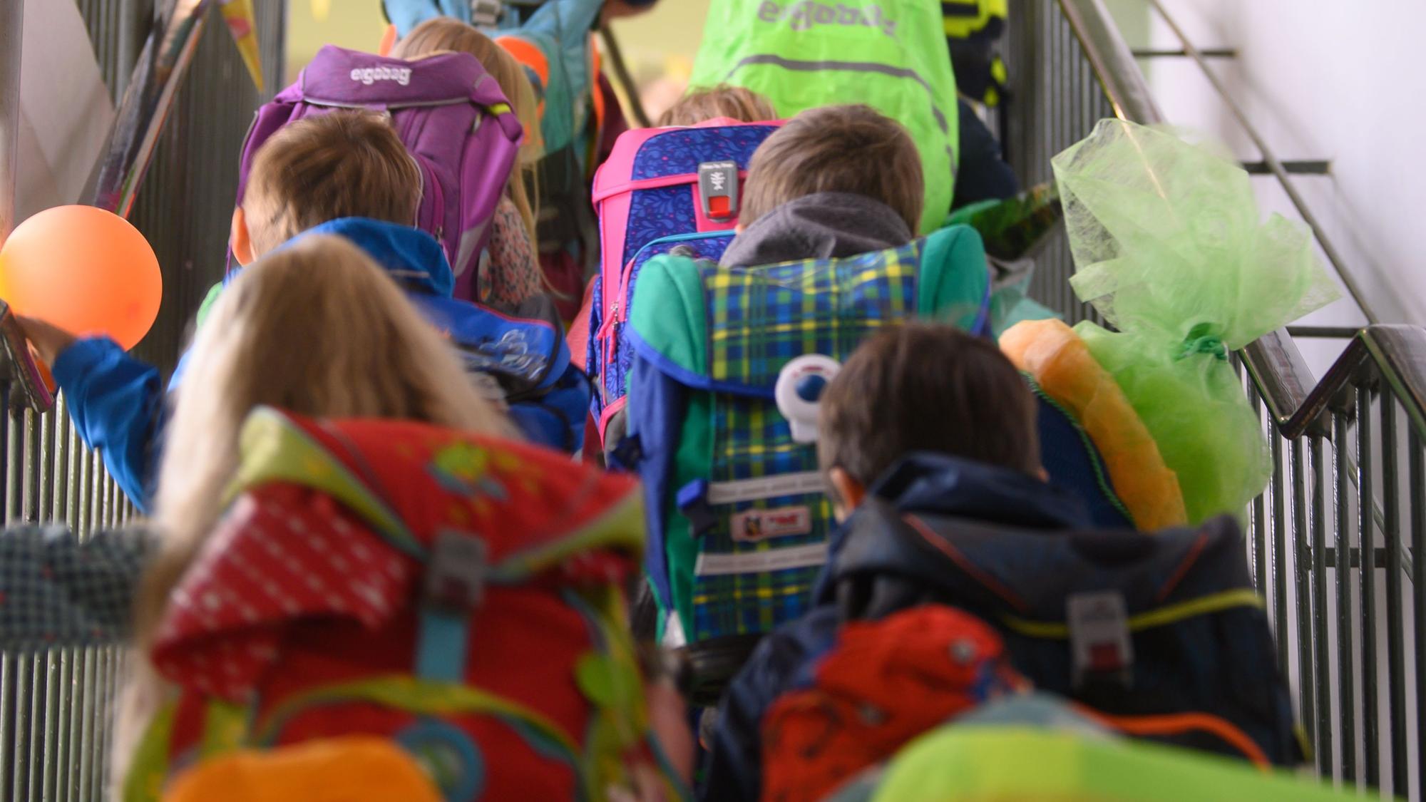 Grundschüler begeben sich durchs Treppenhaus der Schule in ihr Klassenzimmer.