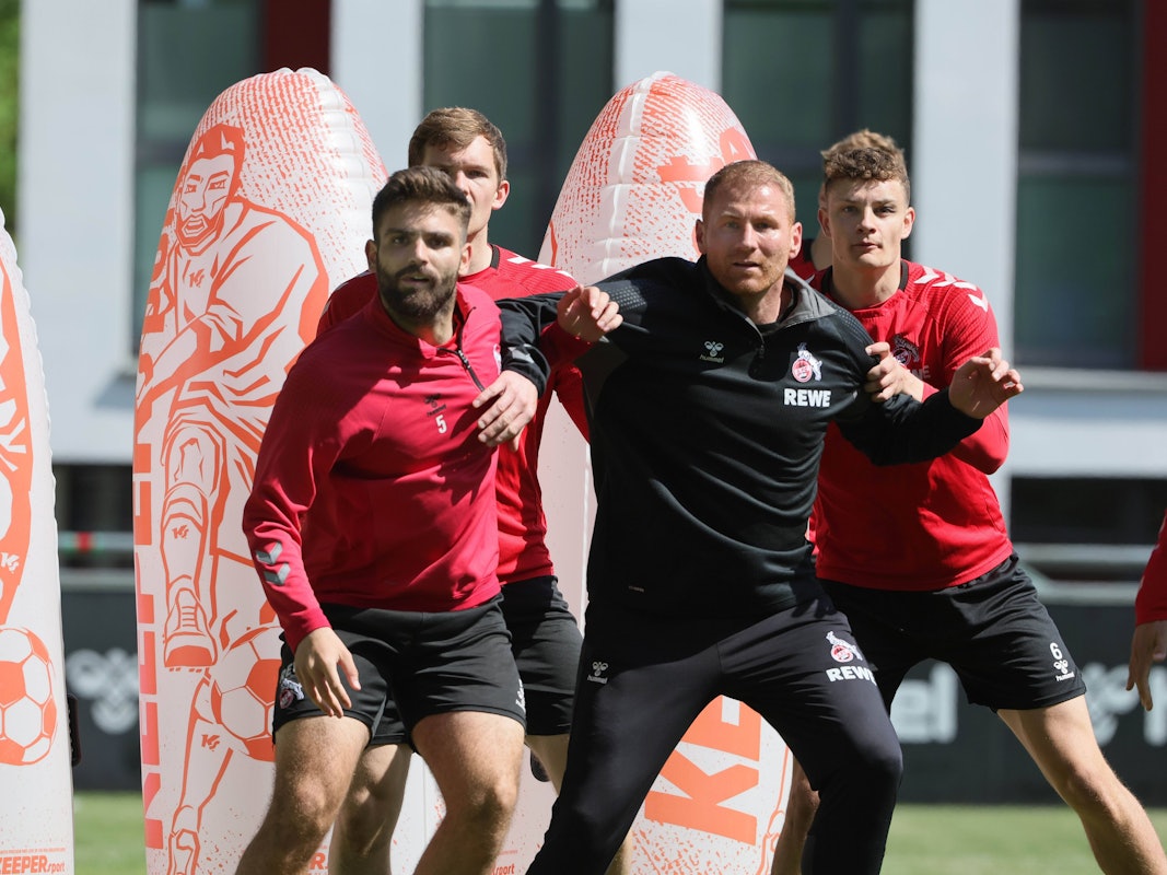 Hospitant Lukas Sinkiewicz mit drei FC-Profis im Training.