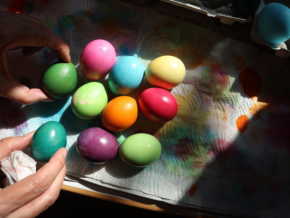 Frau färbt Ostereier