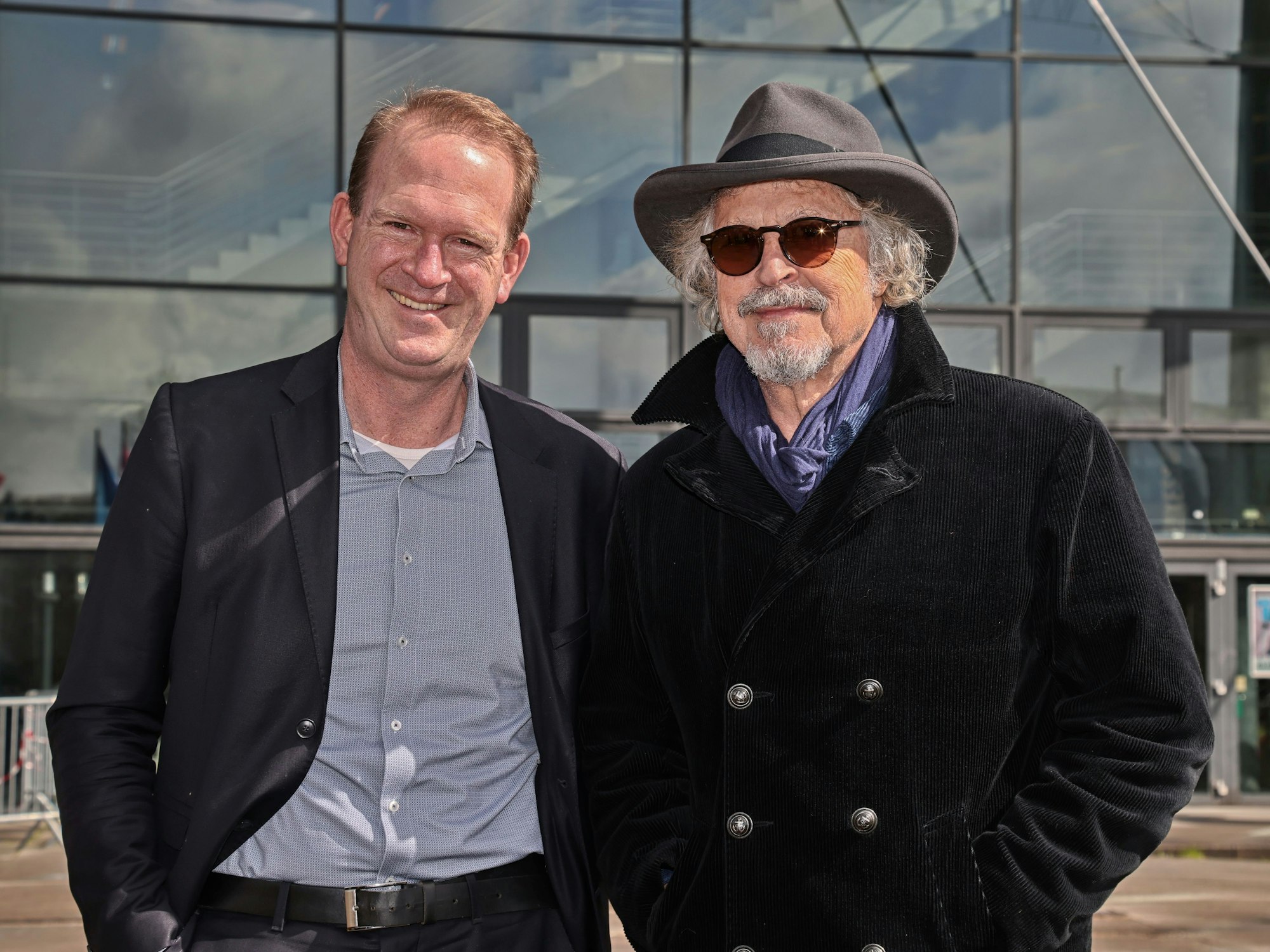 Stefan Löcher mit Wolfgang Niedecken vor der Lanxess-Arena.
