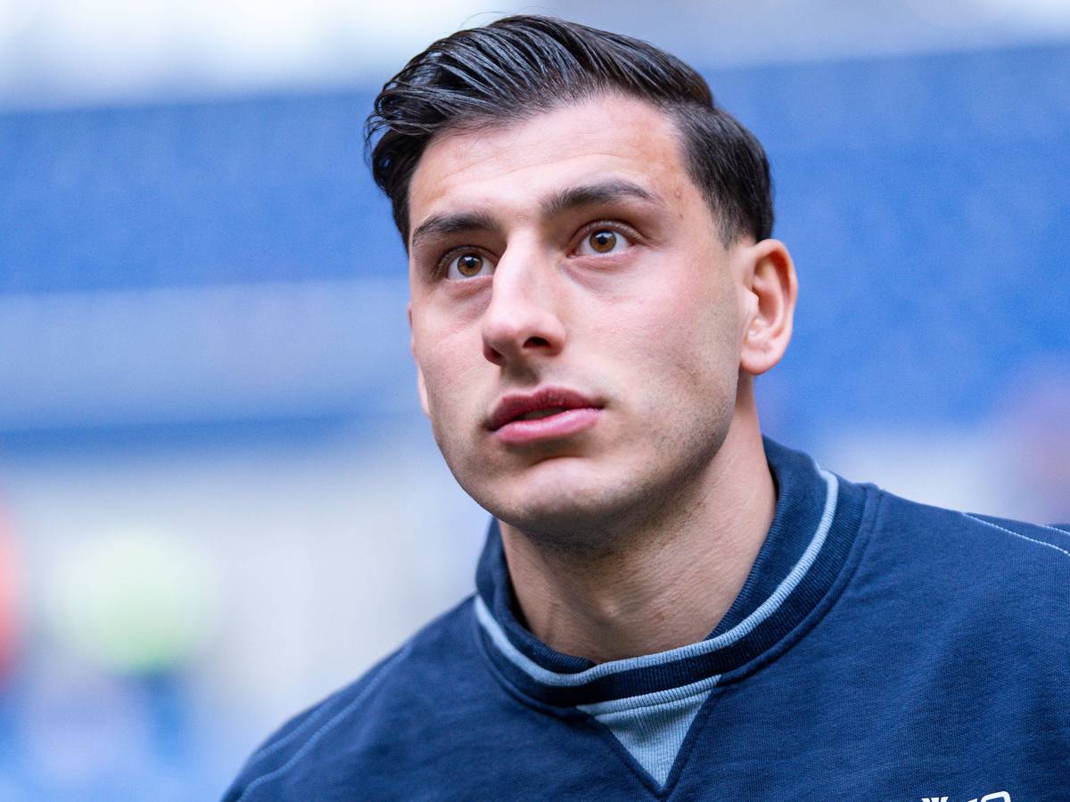 Stefano Russo vor einem Spiel von Arminia Bielefeld im Stadion.