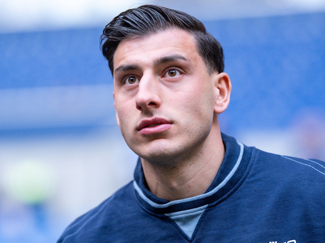 Stefano Russo vor einem Spiel von Arminia Bielefeld im Stadion.