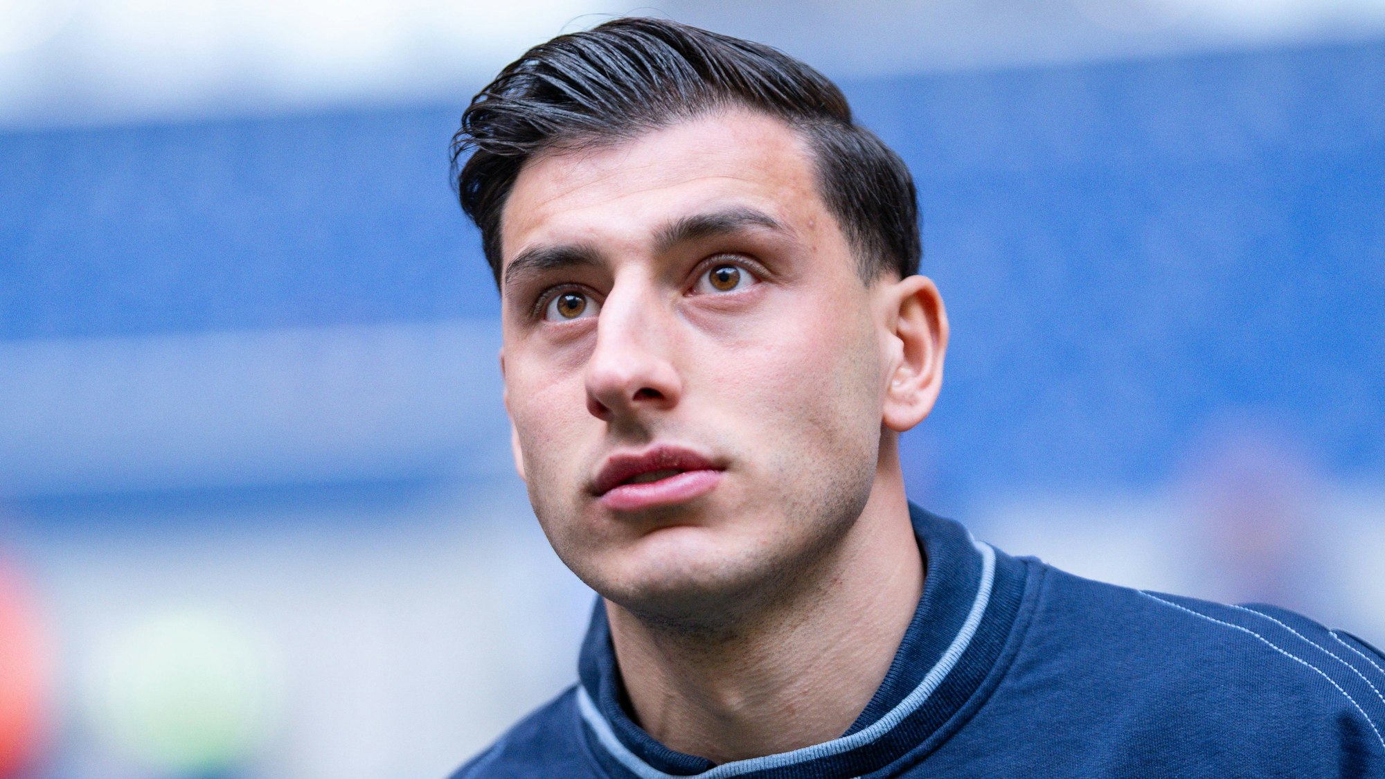 Stefano Russo vor einem Spiel von Arminia Bielefeld im Stadion.