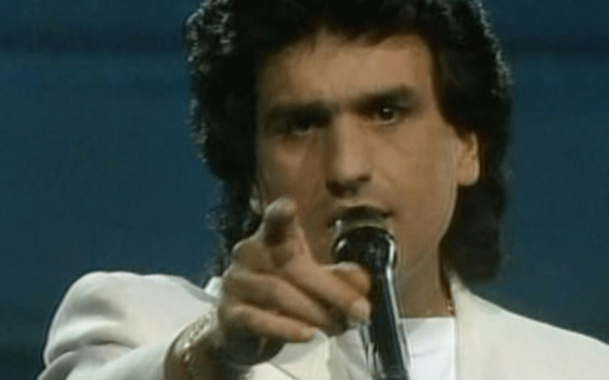 Er war Sänger, Songwriter, Moderator und damals der älteste Gewinner beim Eurovision Song Contest: 1990 gewann der 46-jährige Toto Cutugno mit der Europahymne „Insieme: 1992“ den Wettbewerb. (Bild: EBU)