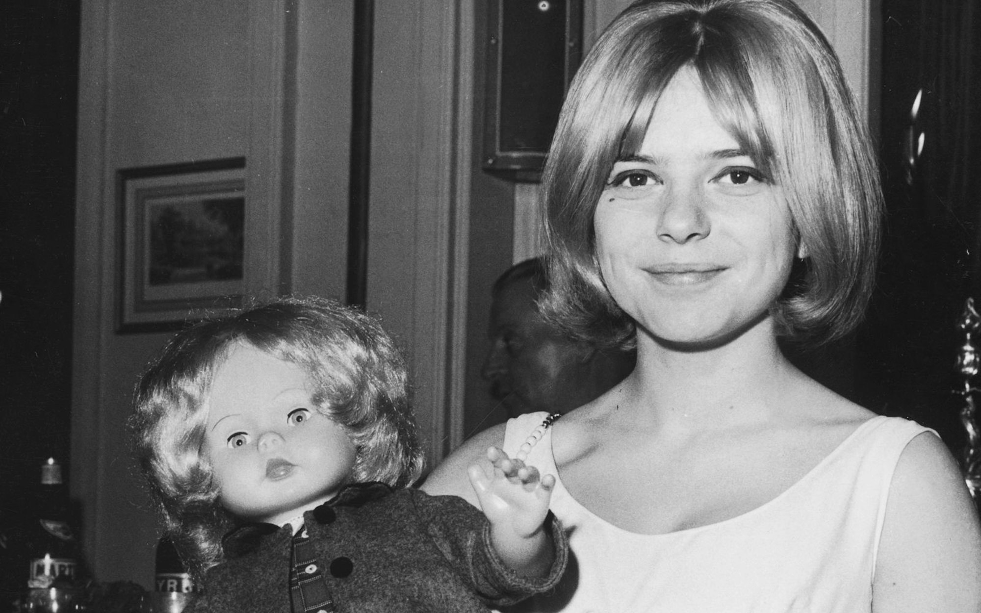 Einer der wenigen Eurovision-Siegertitel, die zu einem Pop-Evergreen wurden: France Gall (1947 - 2018) gewann 1965 mit dem von Chanson-Legende Serge Gainsbourg komponierten Titel „Poupee de cire, poupee de son“. (Bild: Keystone/Hulton Archive/Getty Images)