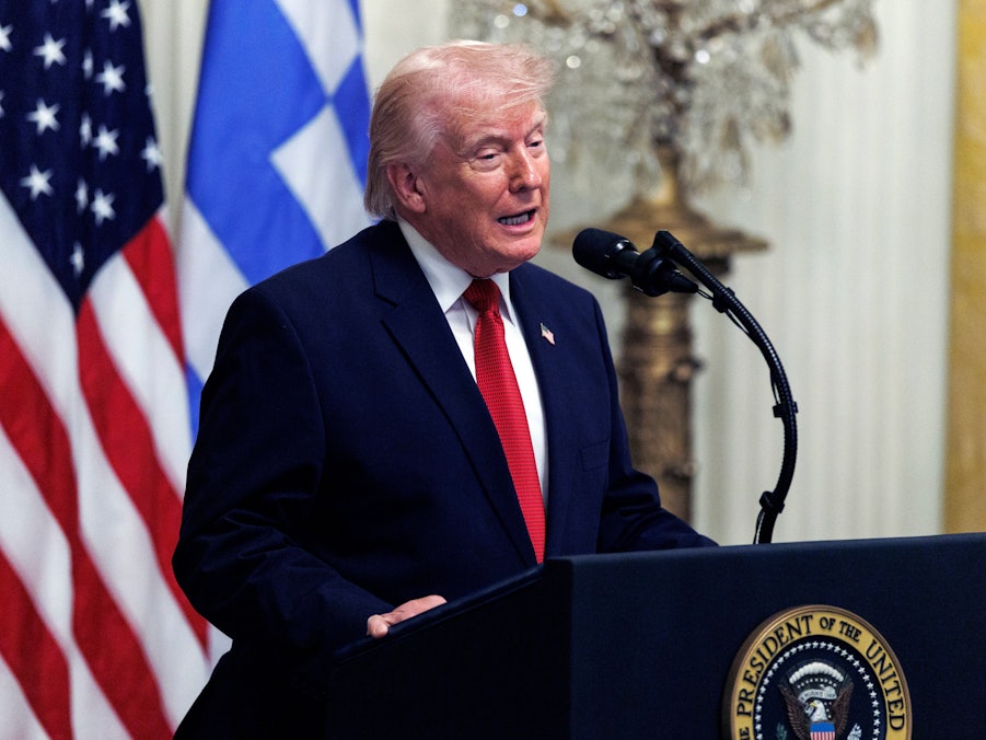 Donald Trump spricht am Rednerpult