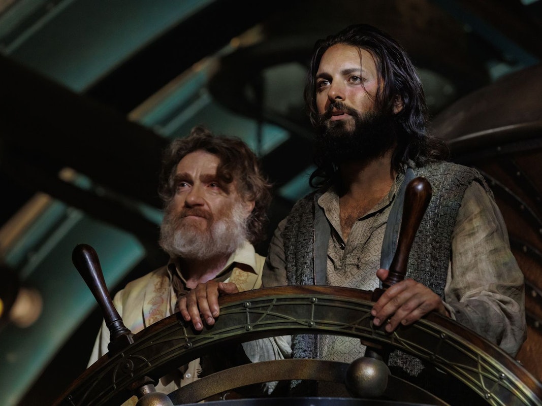 Disney veröffentlichte die Neuauflage der Geschichte von Kapitän Nemo (Shazad Latif, rechts) aus Kostengründen nicht auf ihrem Streamingservice Disney+. (Bild: ZDF und Vince Valitutti/Disney+)