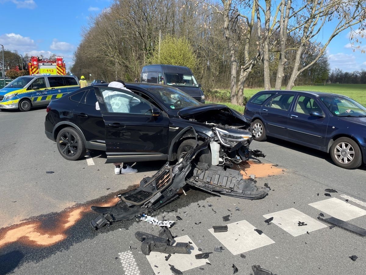 Ratingen: Verkehrsunfall mit fünf Verletzten auf der Kölner Straße.
